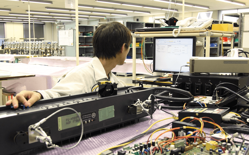 精密機器、電子機器、大型機械の調整・検査